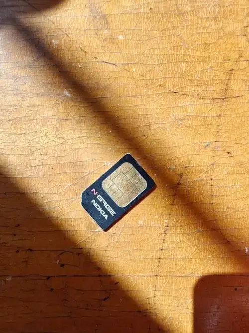 内置手机卡的定义与工作原理详解，手机芯片集成技术全解析