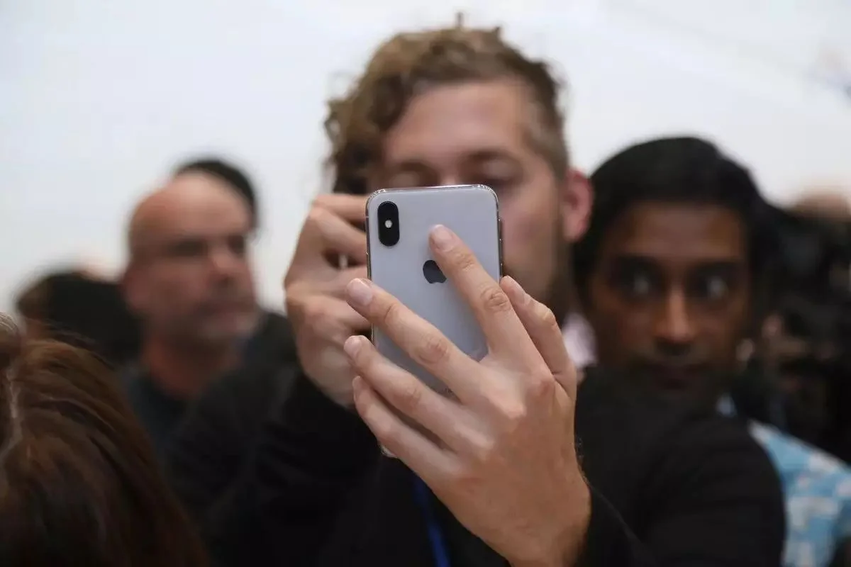 外国小伙送妈妈手机卡背后的暖心故事与跨国亲情连接